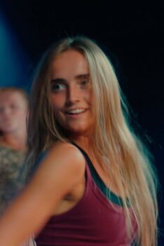 Kisi Na Kisi Se (Official Music Video)